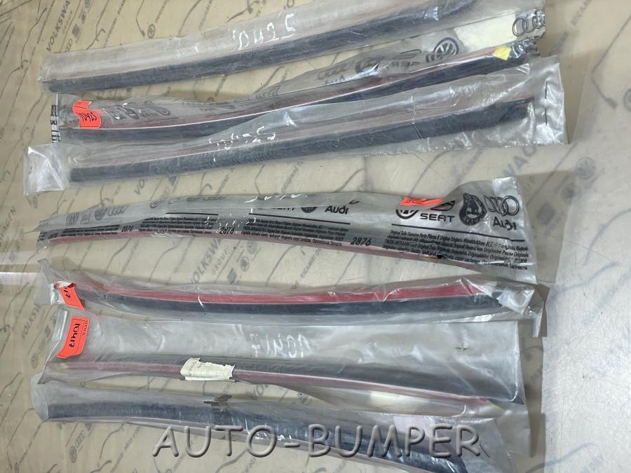 VW Gol Br/ Parati BR  2004- Молдинг лобового стекла левый 377837123B